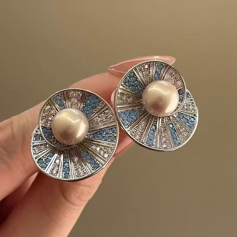 Sutyen gold disc statement earrings